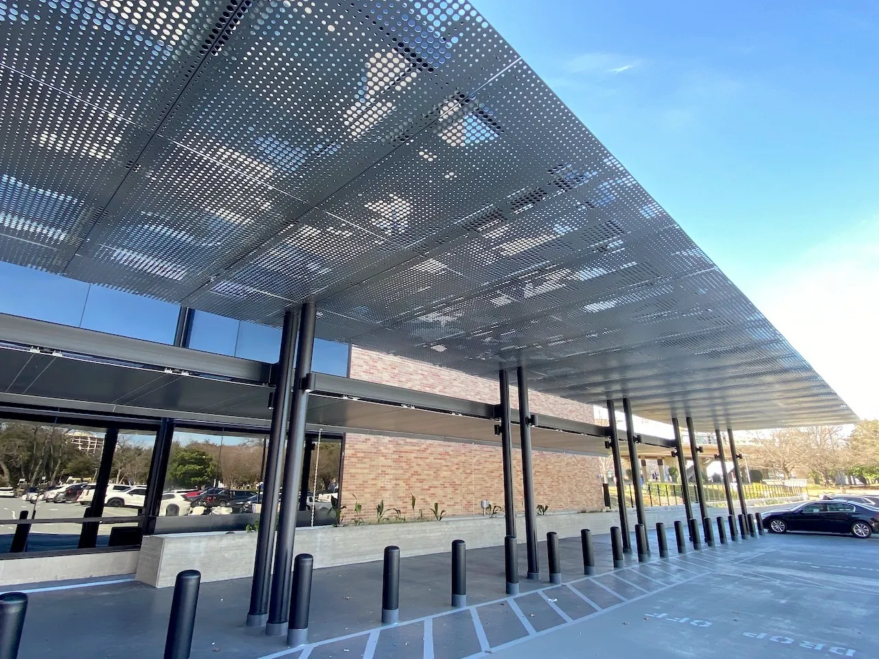 MARGOT PEROT WOMEN'S CENTER ROOFTOP PLAZA AND ENTRY PORTE COCHERE